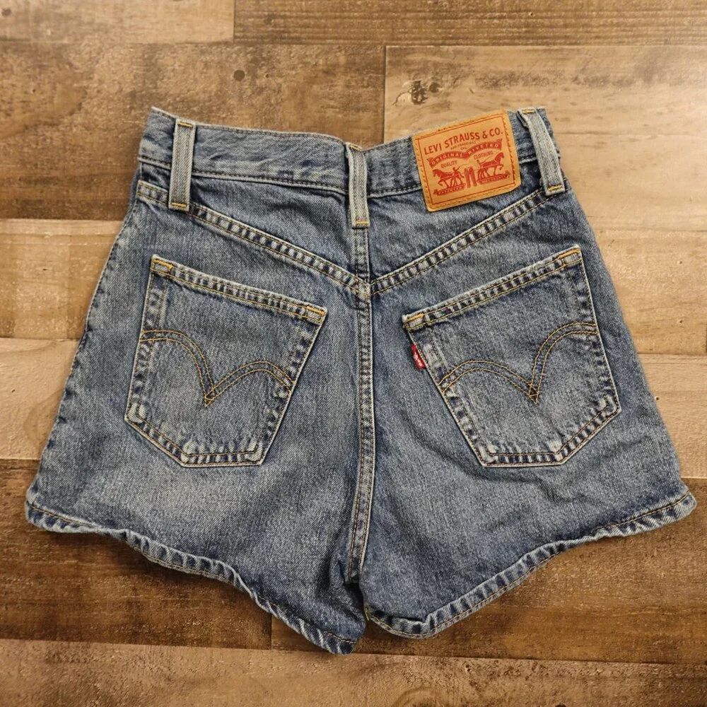 Levi’s‎ High Waisted Mom Shorts Women’s W24 Blue Denim